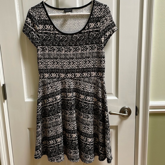 Every 1 Black and Cream Dress size XL. - Picture 1 of 5
